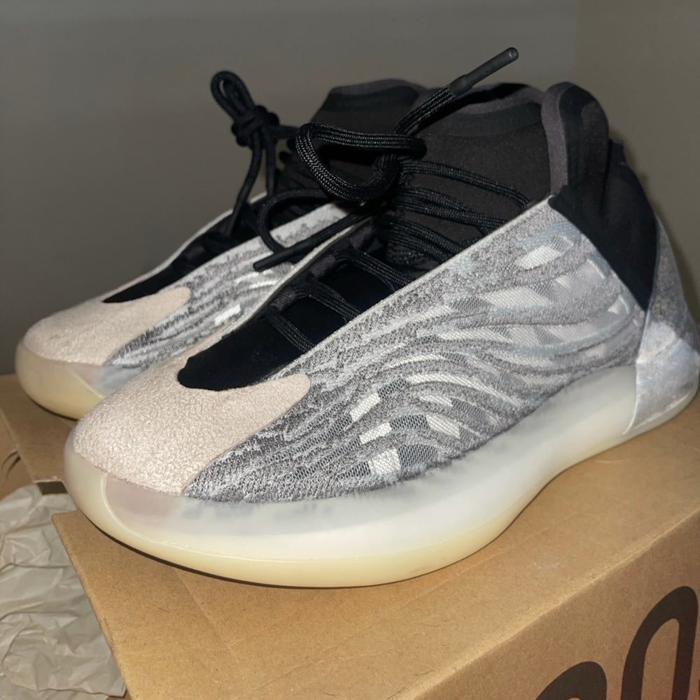 YEEZY. Hype beast SNEAKERS